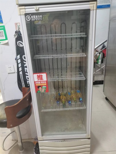 啤酒饮料展示柜，制冷功能良好，刚盘的铜管，效果非常好
